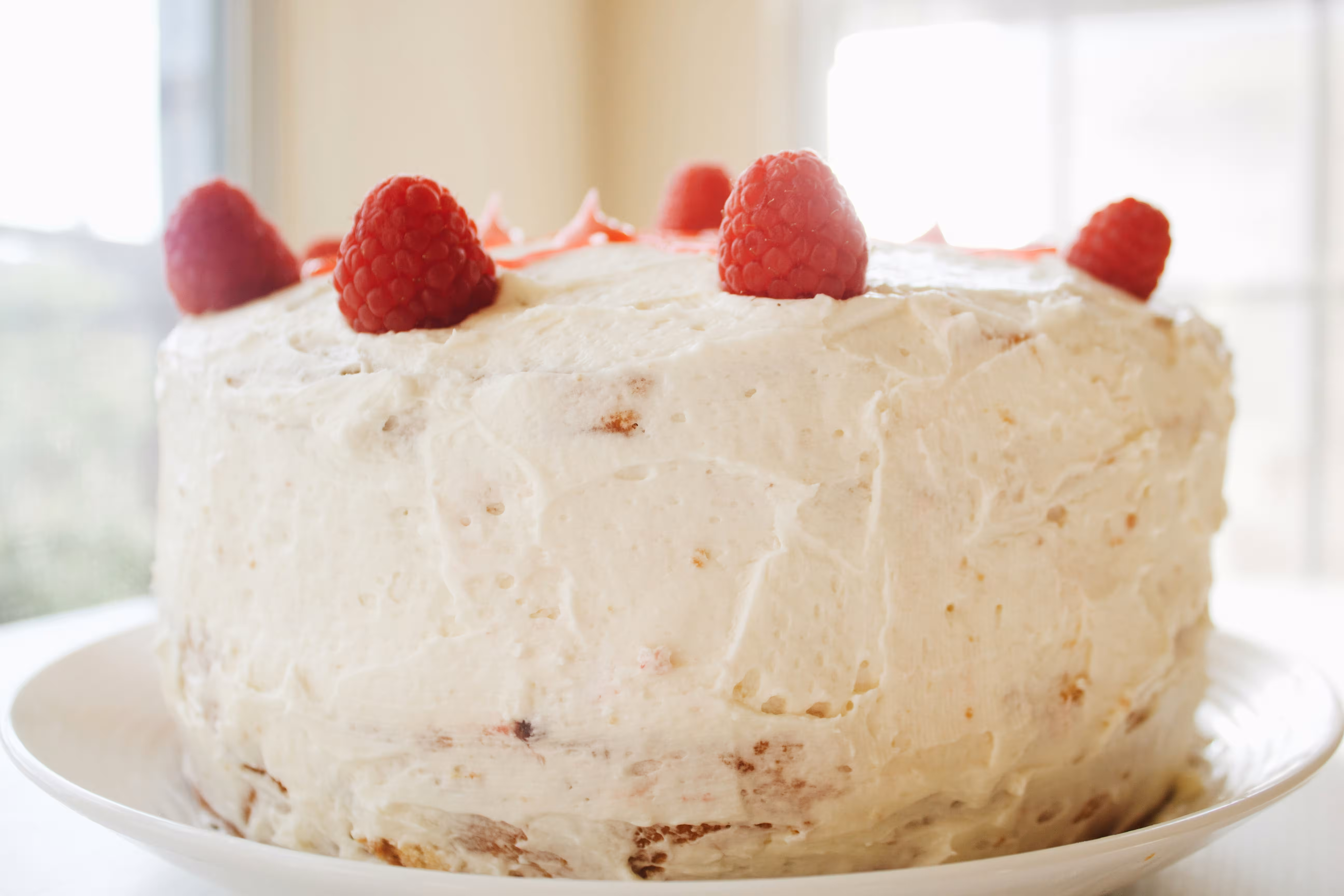 Aprenda a fazer um bolo de baunilha fofinho e aromático. Receita simples, rápida e perfeita para qualquer ocasião. Veja ingredientes, preparo e benefícios.