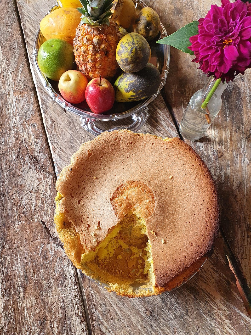 Um bolo de cenoura cremoso, úmido e com textura macia, coberto com uma calda brilhante de chocolate. Receita simples, rápida e perfeita para o café da tarde ou lanche. Funciona tanto em forma tradicional quanto em forma redonda.